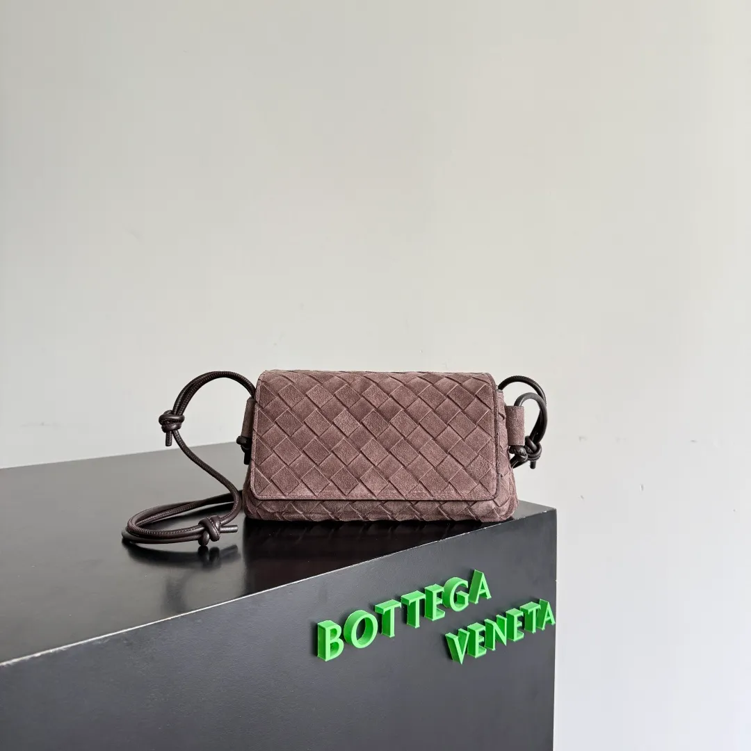 Batch 1720 Bottega Veneta’s new early spring products are here◍˃ᵕ˂◍ The super cute little bag captures my heart every time. This kind of simple little bag that can be carried on the back at any time is really convenient. The surprise of this Notturno clutch lies in the three independent spaces inside. Babies with a lot of belongings must be able to empathize with the tiredness of searching for items for a long time every time. This divided area design simply captures my heart. Style number: 843893 Size: 21*11*9cm Color: suede black and brown